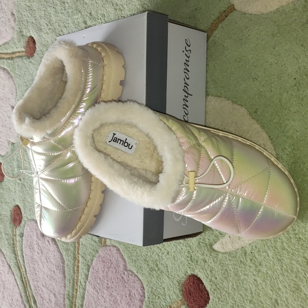 Jambu Women's Iridescent Quilted Slippers